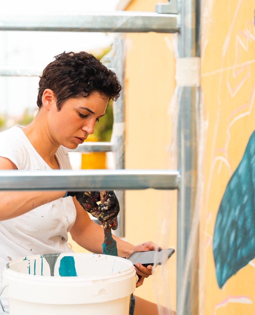 Oslikavanje murala – detalj procesa na zidu sa motivom ptice