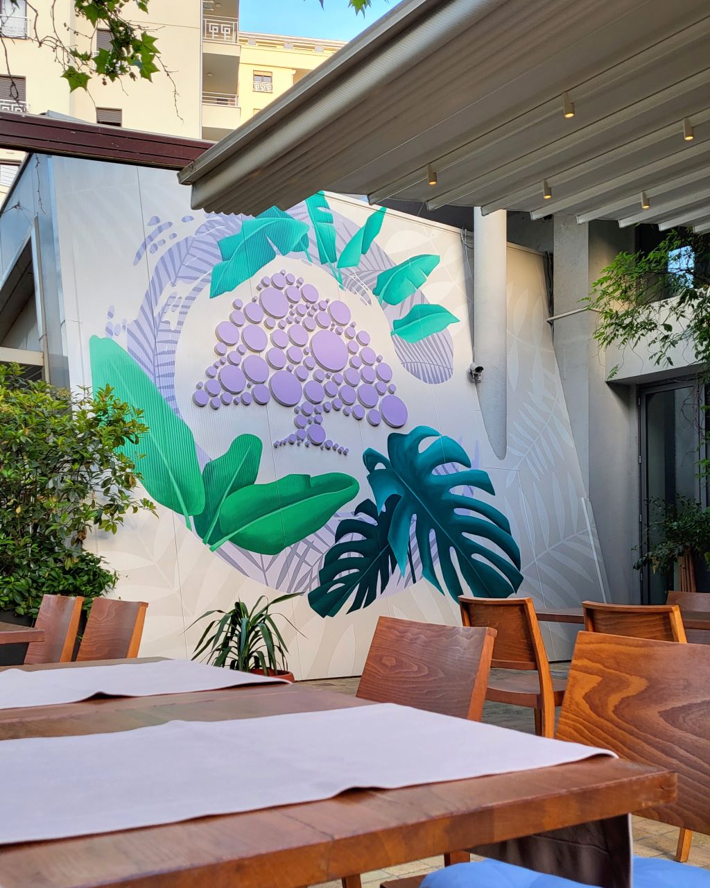 mural u bašti restorana, biljke i logo