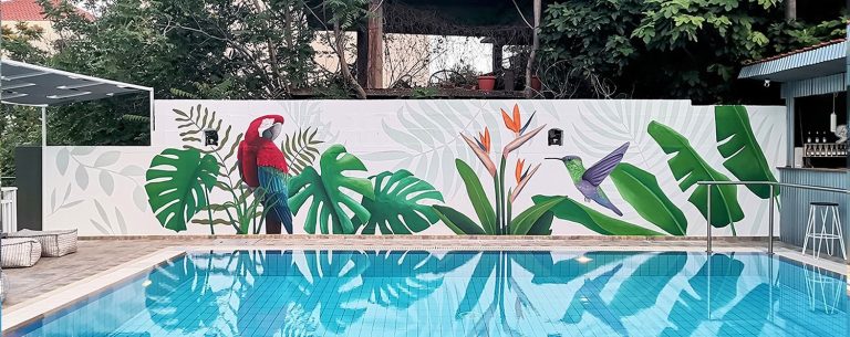 tropski mural u hotelu pored bazena