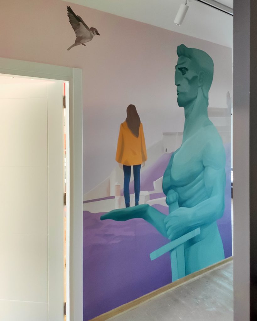 Mural Pobednika i devojke u enterijeru apartmana u Beogradu