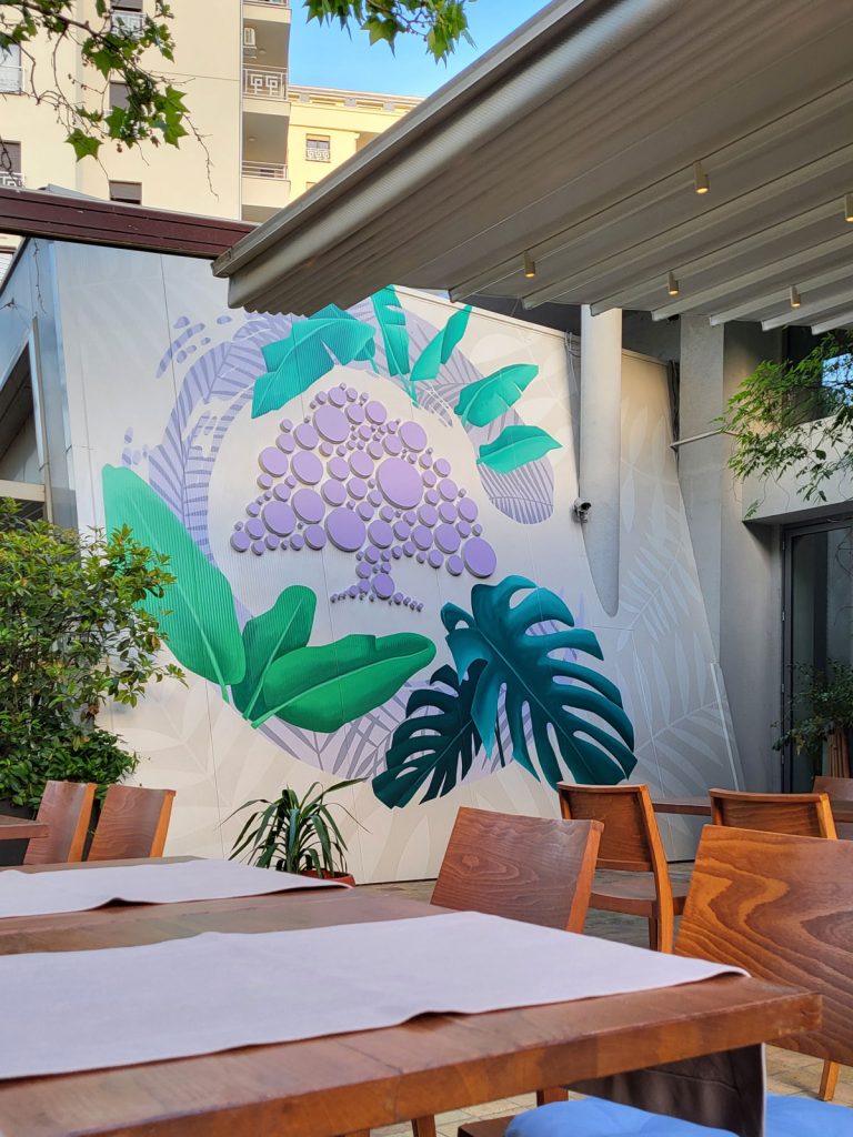 Botanički mural na zidu u bašti restorana