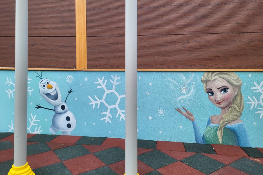 Dečiji mural sa Elsom i Olafom na zidu vrtića