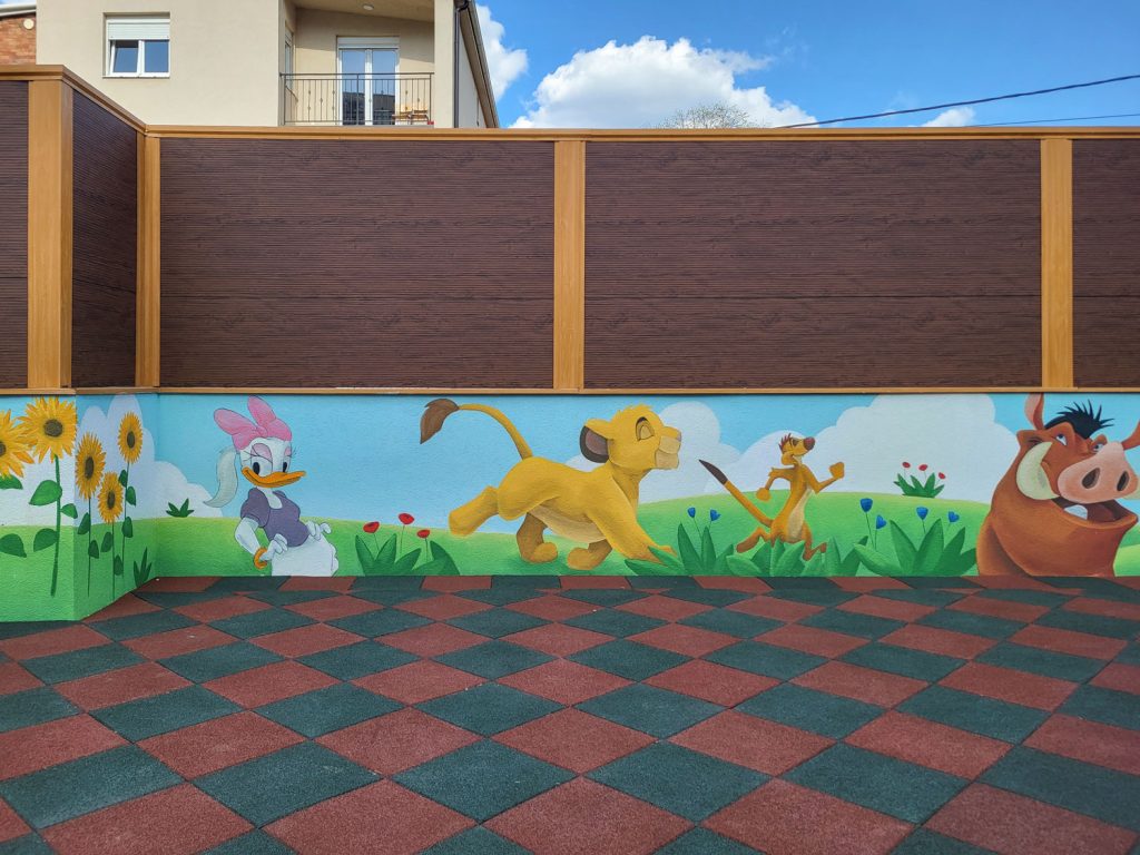 Dečiji mural sa Simbom, Timonom i Pumbom u dvorištu vrtića