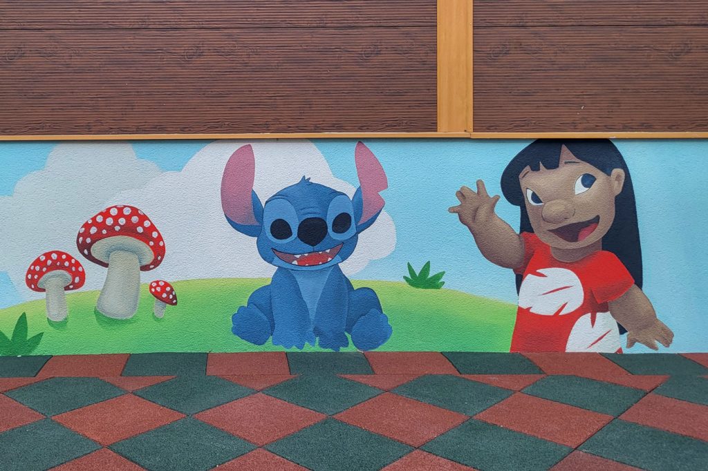 Mural sa Stitchom i Lilo na zidu vrtića