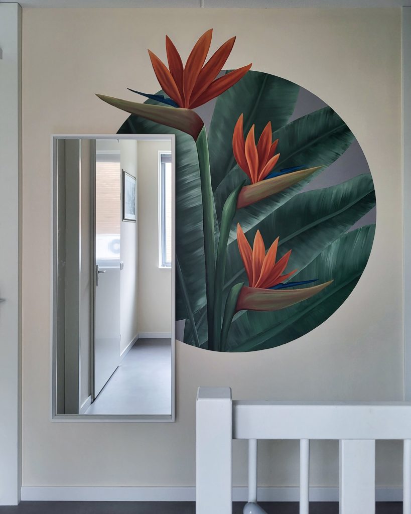 Dekorativni mural sa tropskim biljkama i cvetovima oslikan iza ogledala u hodniku