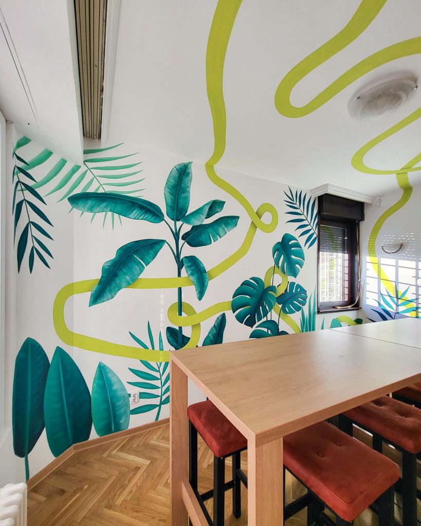Mural sa biljnim motivima u kancelariji u Beogradu