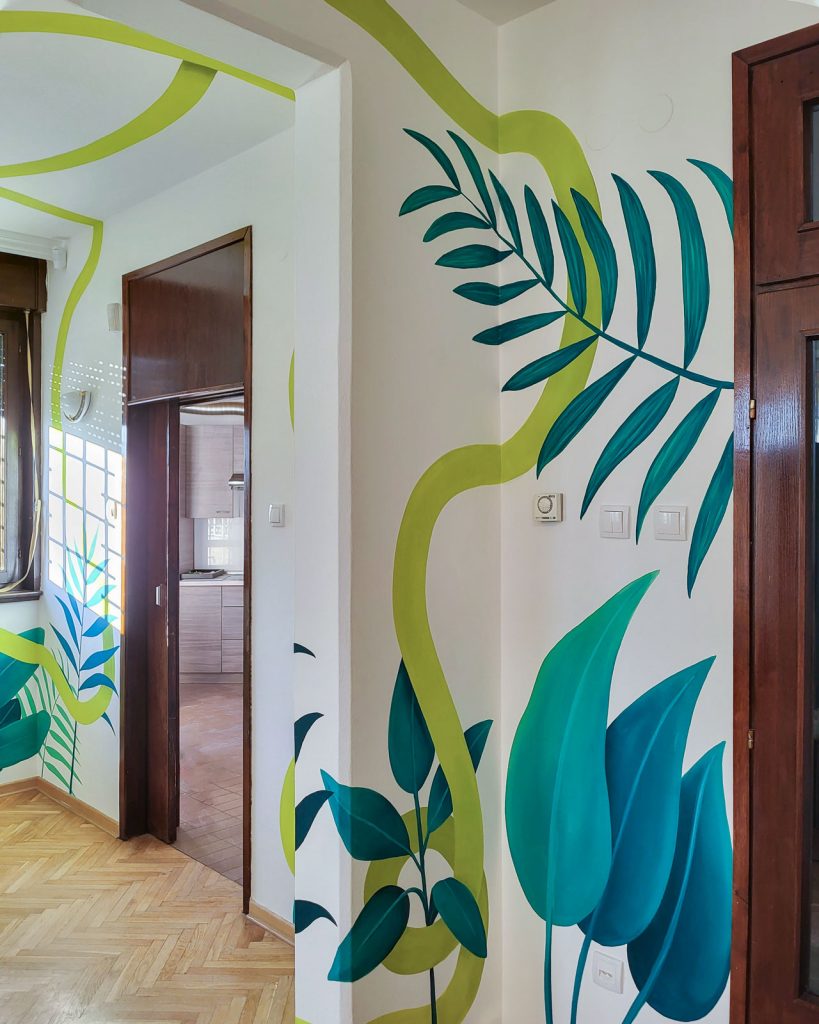 Mural sa zelenim biljnim motivima u enterijeru kancelarije