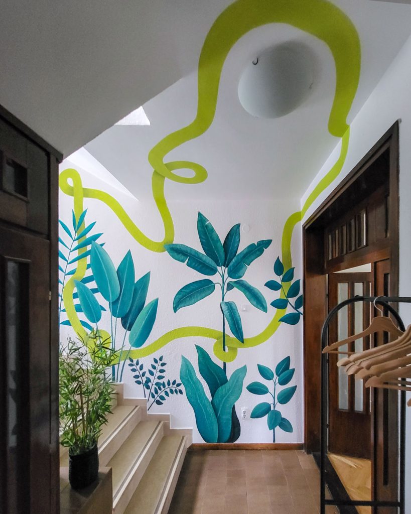 Mural sa biljnim motivima na ulazu u kancelarijski prostor