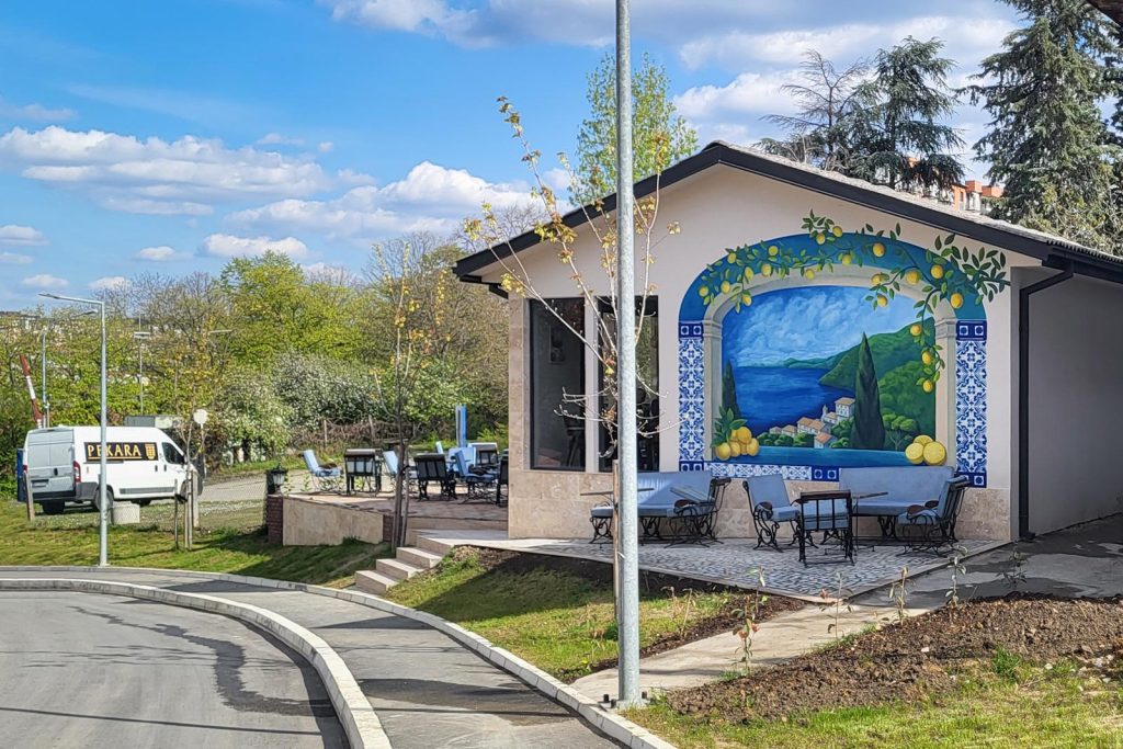 Mediteranski mural na fasadi ugostiteljskog objekta u Beogradu