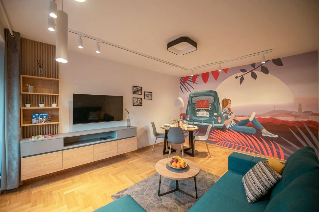 Mural sa automobilom i devojkom inspirisan putovanjem