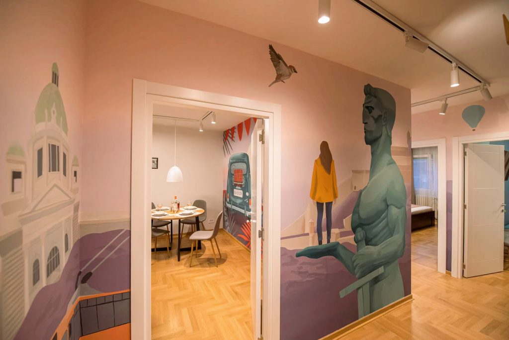 Mural sa simbolima Beograda koji se proteže kroz hodnik apartmana