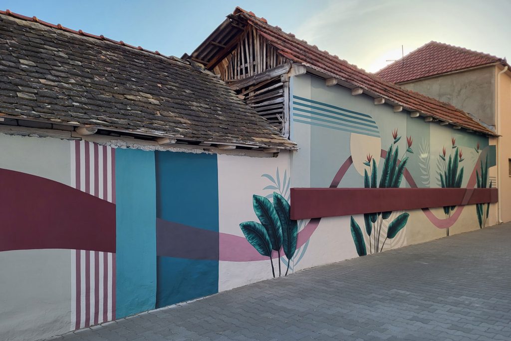 Mural na objektima u dvorištu stambene zgrade