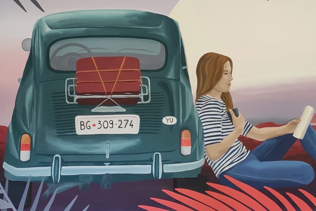 Detalj murala devojke sa motivima Beograda u pozadini