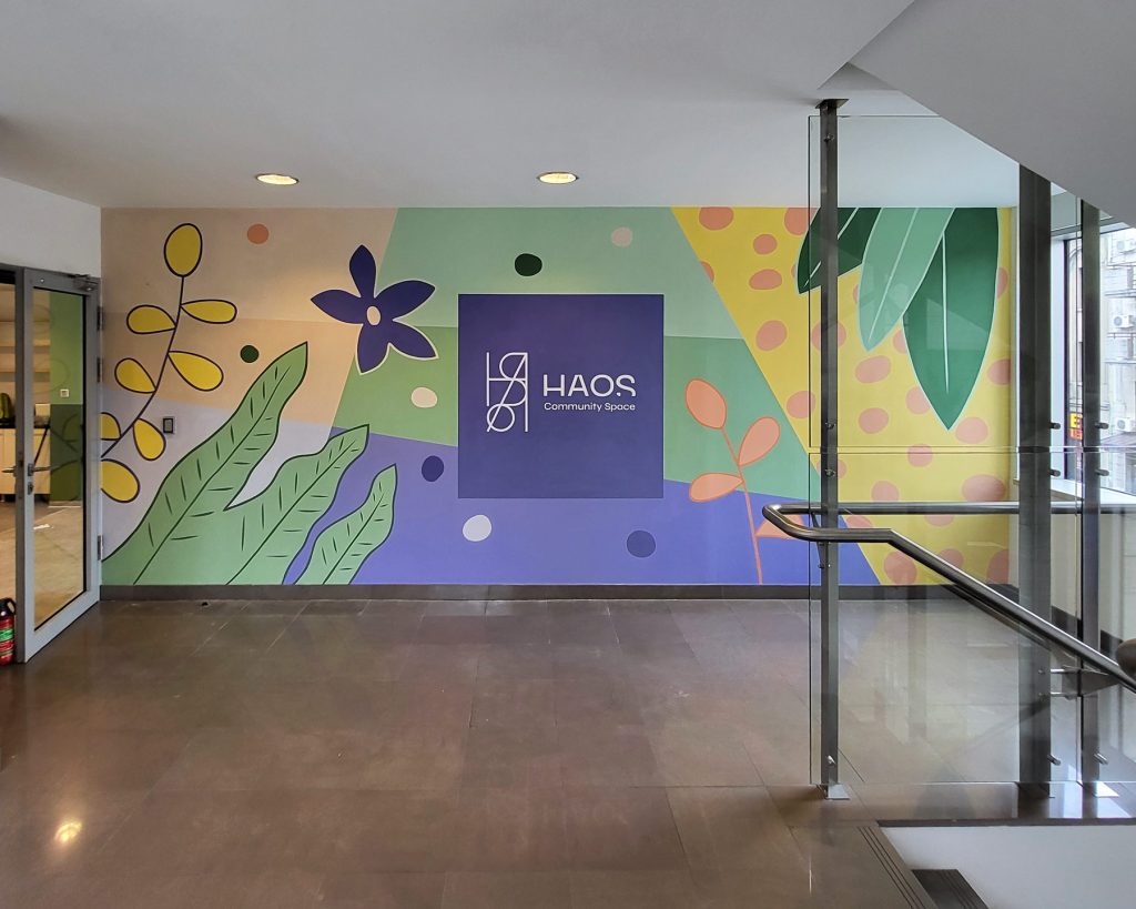 Mural sa biljnim i geometrijskim motivima u HAOS Community Space u Beogradu