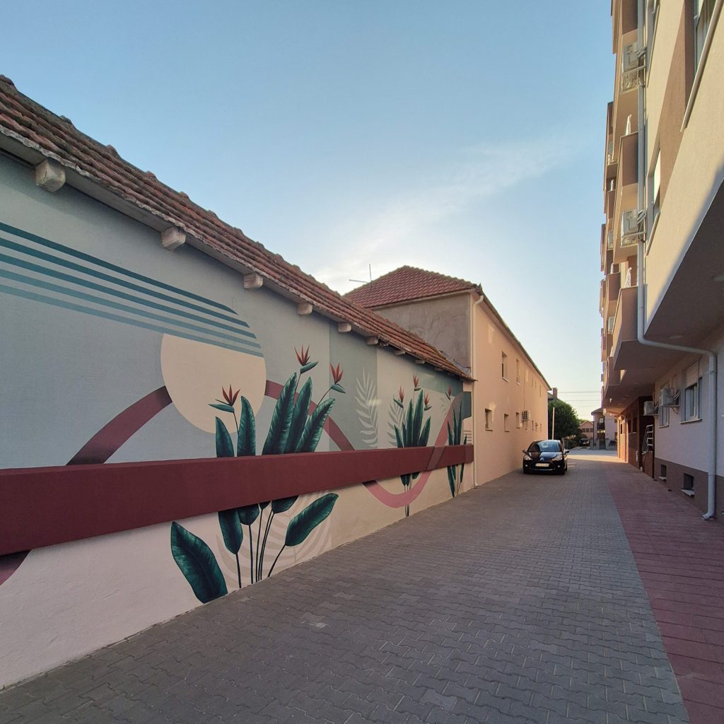 Mural uklopljen u postojeću arhitekturu dvorišta stambene zgrade