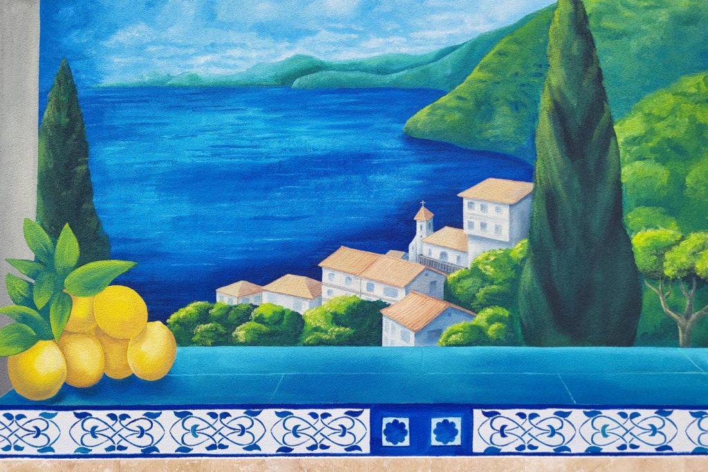 Detalj murala sa mediteranskim pejzažom, morem, čempresima i limunom