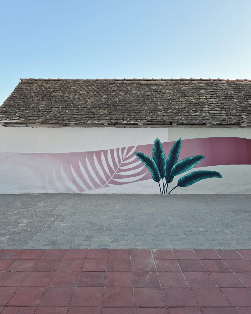 Mural sa botaničkim i geometrijskim motivima u dvorištu stambene zgrade