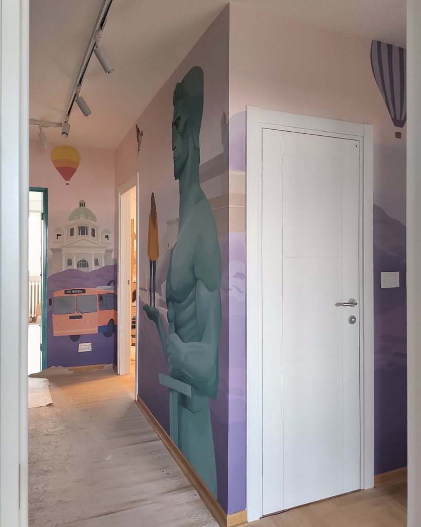 Mural Pobednika u hodniku apartmana u Beogradu