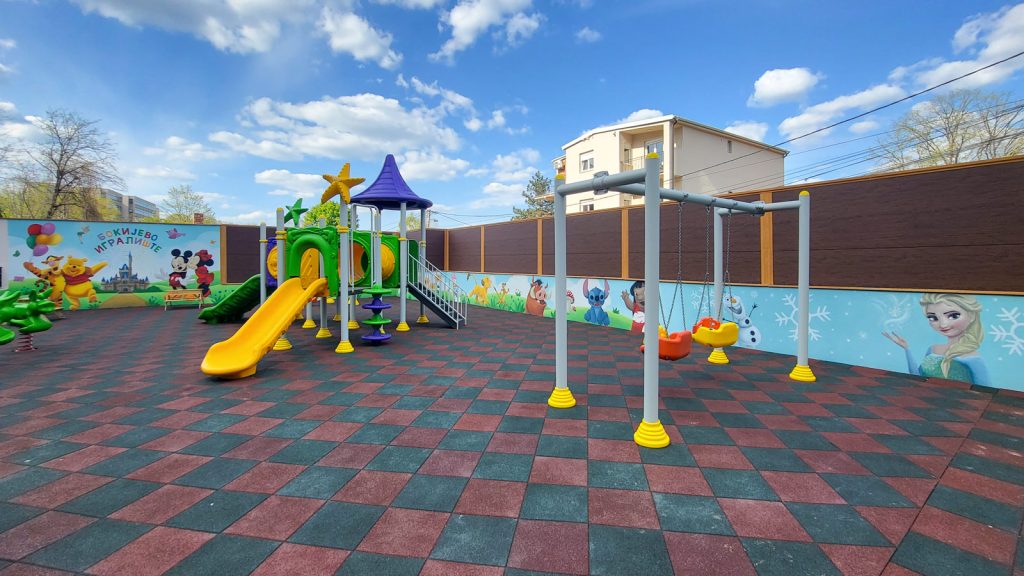 Mural u dvorištu vrtića Bokijevo igralište sa oslikanim zidovima