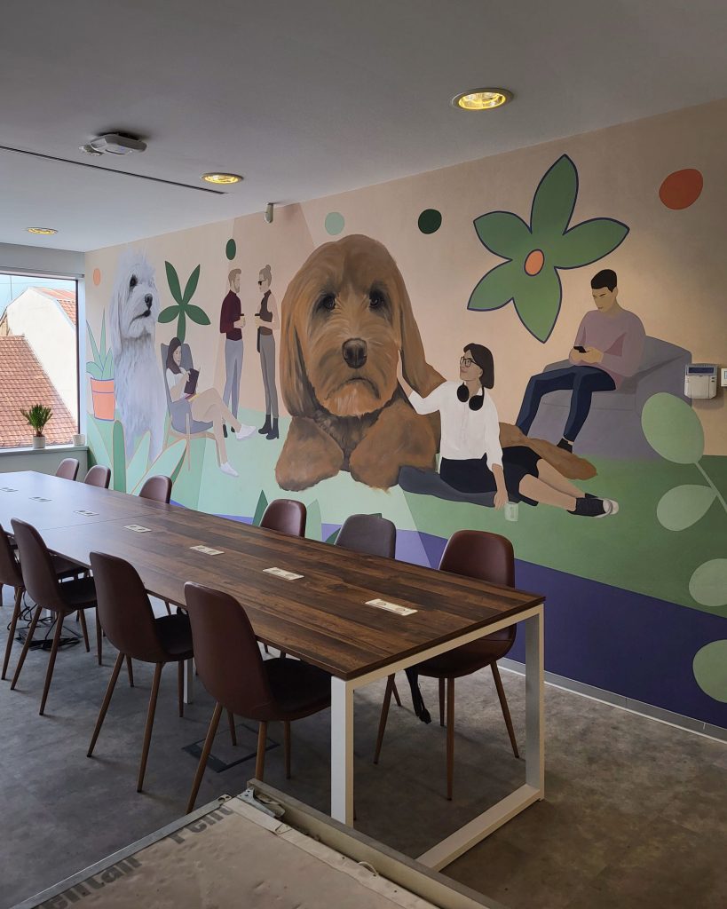 Mural sa psima, ljudskim figurama i biljnim motivima u kancelariji
