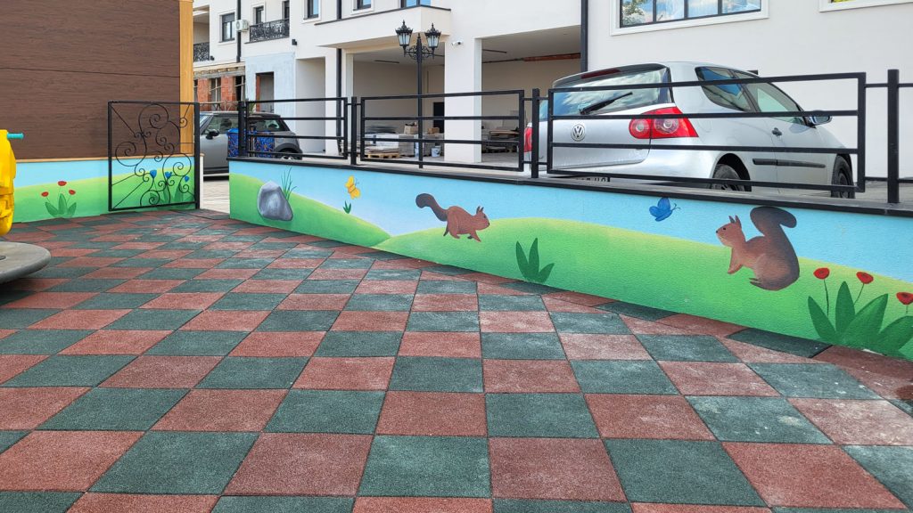 Dečiji mural sa vevericama u dvorištu vrtića
