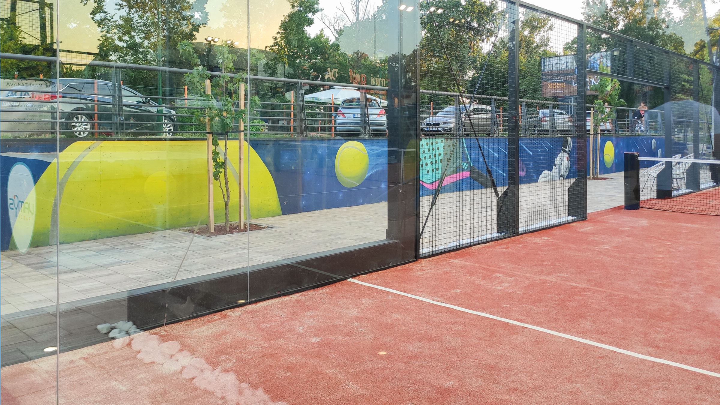 Oslikavanje zidova padel terena muralom sa svemirskim motivima