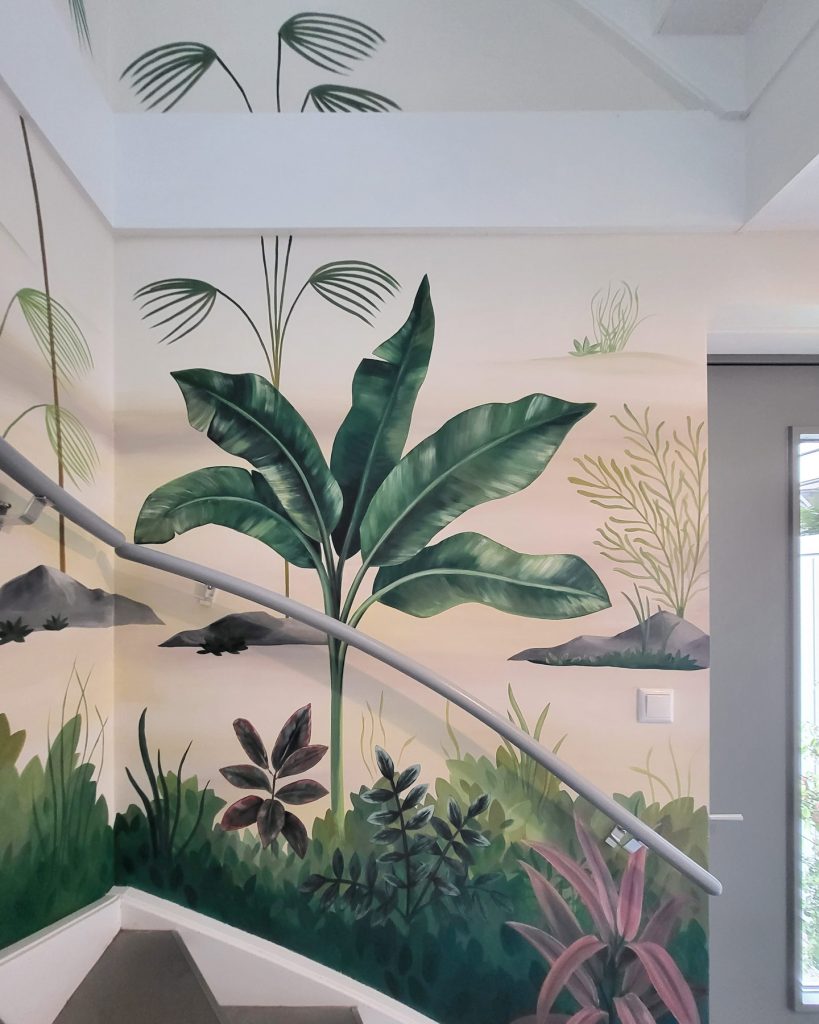 Tropski mural uklopljen u enterijer i arhitekturu stepeništa porodične kuće